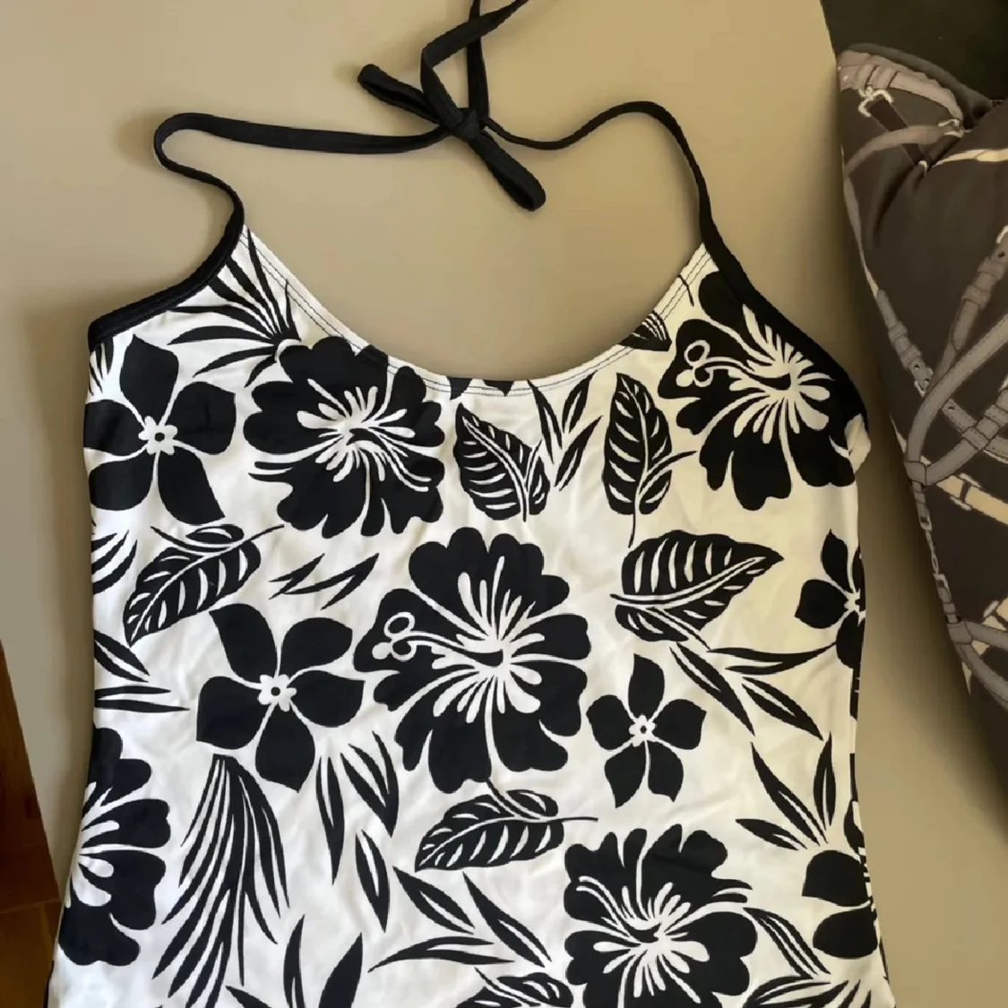 Svartvit blommig halterneck-topp