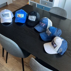 Velvet kepsar  - Säljer olika velvet kepsar. Alla är i nyskick och ingen är använd. Olika priser på alla kepsar! Det är bara att skriva i dm om vilken ni är intresserade av så ger jag ett förslag😁