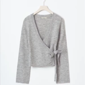 Grå kofta med knyt - Helt ny grå kofta med knyt i sidan. Den har långa ärmar. Perfekt att ha över en topp. Pris kan diskuteras!💕kom privat för bild!!