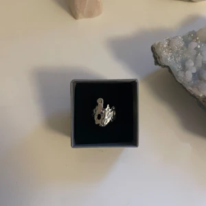 Tyra ring - 55kr/st, justerbara, gjorda i rostfritt stål vilket innebär att de inte färgar av sig eller tappar färg💞 Beställ via Plick eller Bernberg.quickbutik.se🤗