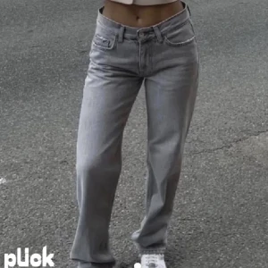 Jeans gina  - Säljer dessa supersnygga grå raka jeans från Gina i bra skick. De är endast använda några få gånger. Storlek XS, passar bra i längden på mig som är 165 men skulle även säga att dom passar längre då de är i längsta laget. Passar perfekt till både fest & vardag. Tveka inte att höra av er vid frågor & lägg gärna prisförslag 