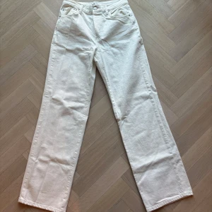 Vita jeansbyxor från Zara - Snygga vita jeansbyxor från Zara med en klassisk femficksdesign. Byxorna har en rak passform och är perfekta för en stilren look. De är tillverkade i ett bekvämt material som passar till många olika tillfällen.