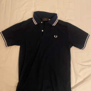 Fred Perry pike - Tjena säljer en sjyst pike som är i ett fint skick. Ny pris 1000 hör gärna av dig kring funderingar.