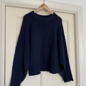 Mörkblå stickad tröja - Gosig mörkblå stickad tröja. Väl använd och lite nopprig.