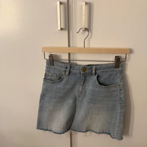 Lågmidjad kjol - Säljer denna jättefina lågmidjade kjolen från Lindex💕Den är i stl 146/152 men är ganska stretchig så passar dig som är xs-s oxå😍Endast använd ett fåtal ggr och perfekt till sommaren🫶