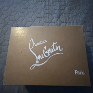Christian Louboutin  - Säljer ett par eleganta svarta klackskor från Christian Louboutin med den ikoniska röda sulan. Skorna har en spetsig tå och hög klack, perfekt för att ge en sofistikerad touch till din outfit.