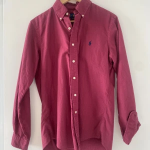 Polo Ralph Lauren skjorta  - Riktigt fet polo skjorta, den är i nyskick nästan aldrig använd, 100% bomull. Perfekt nu inför sommaren.storlek S men passar även M. Nypris ligger runt 2000kr. Pris ej hugget i sten så tveka inte på att höra av er. 