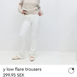 Vita kostymbyxor ginatricot  - Snygga vita flare kostymbyxor från ginatricot med låg midja. Helt nya och mycket populära 💕