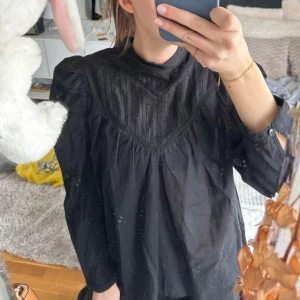 Svart blus - Svart blus med fina detaljer. I storlek S, inga defekter! 