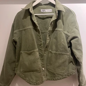 Grön jeansjacka från Zara🤍 - Säljer denna gröna jeansjacka från Zara! Endast använd ett fåtal ggr, säljer då den aldrig går till användning🤍