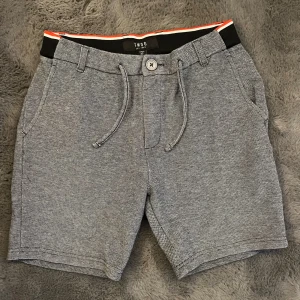 Grå shorts  - Snygga grå shorts från smog med en stilren design. Perfekt för sommaren.
