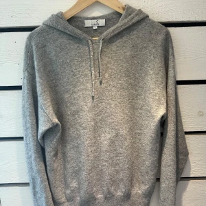 Kashmir hoodie - Säljer just nu en nästintill ny Kashmir hoodie från Carmés | 100% Kashmir | Storlek: M | Skick 9,5/10 | Skriv vid fler frågor eller funderingar!