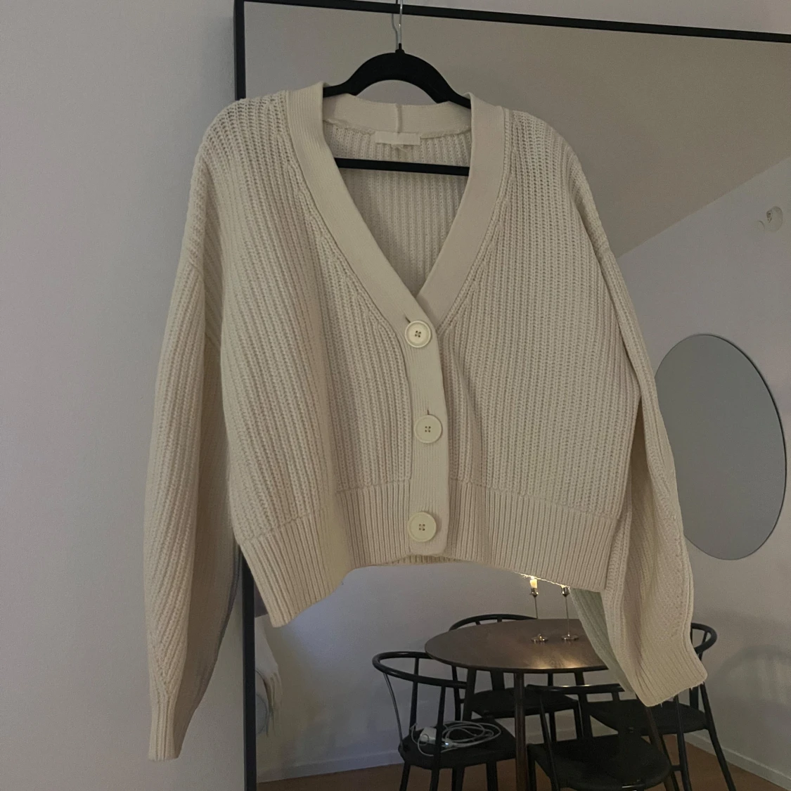 Beige stickad kofta med knappar