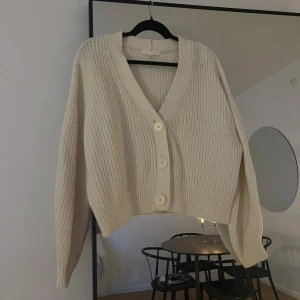 Beige stickad kofta med knappar - Säljer en mysig beige stickad kofta med stora knappar framtill. 🤍