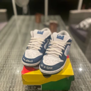 Nike dunks born x raised - Säljes då jag behöver pengar! Använda med finns användning kvar i dem! Skick 6/10 hör av er vid frågor!