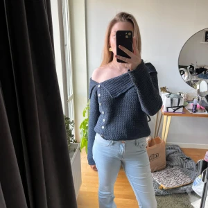 Zara tröja  - såå fin tröja från zara som knappt är använd. är i strl L men passar mig som vanligtvis har S-M. skulle säga att den passar mellan S-L beroende på hur man vill att den ska sitta💕💕