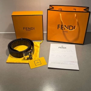 Brunt bälte från Fendi - Säljer ett stilrent brunt bälte från Fendi med ett elegant F-format spänne i silver. Bältet kommer i originalförpackning med tillhörande påse och certifikat. Perfekt för att lyfta vilken outfit som helst.
