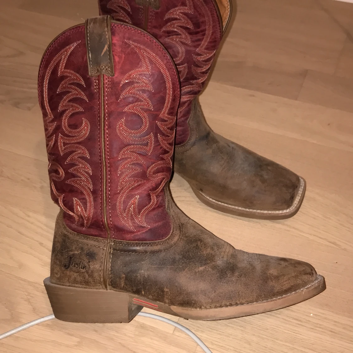 Bruna och vinröda cowboy boots - 1