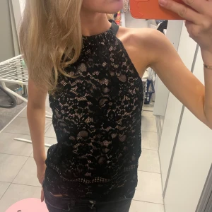 Svart spetshalter  - Skitnsygg halter av spets!! Min allra favorit får alltid så många komplimanger för den, super fin och unik💗💗