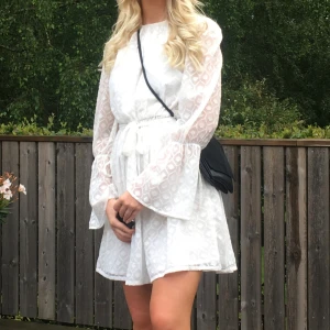 Fin vit studentklänning - Jättesöt sommarklänning som passar perfekt på studenten! 