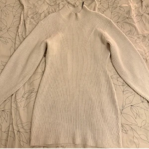 Stickad klänning  - Stickad klänning från HM, endast använd ett par gånger och är som ny! Storlek L 🫶🏼