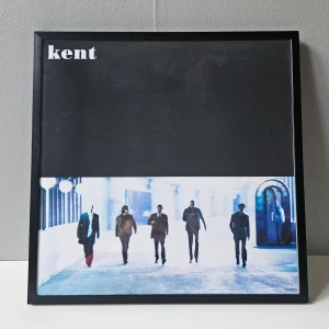 Kent - Albumaffisch, 31.5x31.5cm - Kent - Kent albumaffisch, 31.5x31.5cm   Helt ny - Passar bra i IKEAs tavelram Lomviken!  Tryckt på glossy 240gr papper  Skickas i papprulle - Ramen ingår inte!