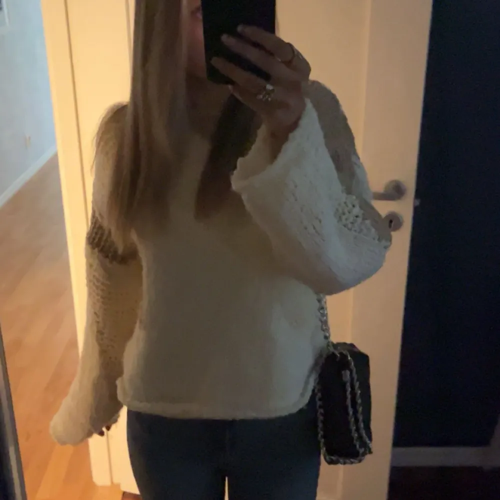 Säljer en mysig vit stickad tröja med långa ärmar och en lös passform. Perfekt för både kyliga dagar men också varmare och ger en avslappnad look. Tröjan har en enkel design som gör den lätt att matcha med olika outfits, storlek XS från Zara💕. Neuletakit & Villapaidat.