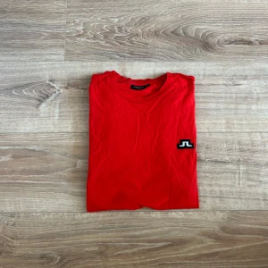 J.Lindeberg T-shirt  - En snygg T-shirt i bra skick utan några som helst anmärkningar. Hör av er vid ytterligare frågor annars fritt fram att köpa!                     (Postar inom 24h)