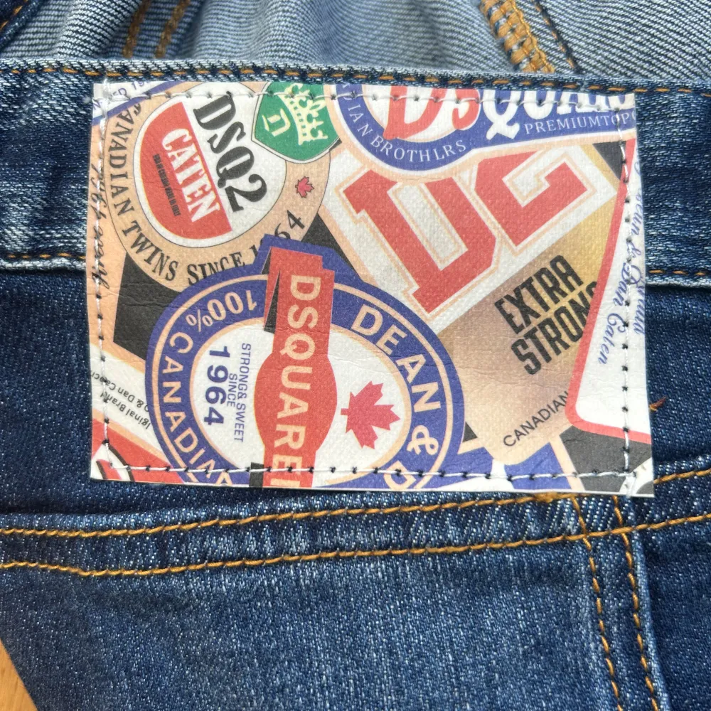 Snygga jeans från Dsquared2 med en unik tvätt och slitna detaljer. De har en klassisk femficksdesign och en cool patch på baksidan. Perfekta för dig som vill ha en edgy stil (storlek 52). . Farkut & Housut.