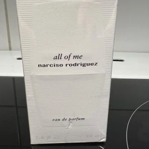 All of Me Eau de Parfum från Narciso Rodriguez - Upptäck 'All of Me' Eau de Parfum från Narciso Rodriguez. Denna doft kombinerar noter av geranium och mysk för en beroendeframkallande upplevelse. Med 88% naturligt ursprung och en vegansk formula, är den både modern och medveten. Perfekt för den som söker en unik och elegant doft.