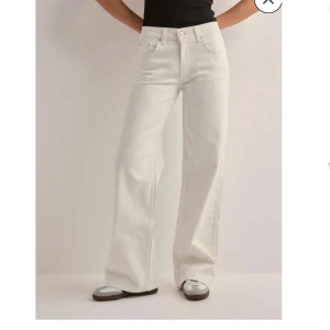 Vita jeans - SÖKER dessa vita lågmidjade jeans från Nelly i strl 32💓💓💓skriv om du har dessa och kan tänkas sälja