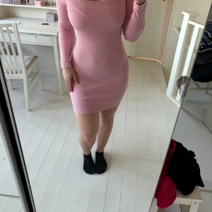 Rosa ribbad klänning - Klänningen är knappt använd och är i bra skick 