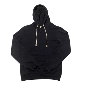 Marinblå hoodie från Pier One - Säljer en stilren marinblå hoodie från Pier One. Den har en klassisk design med justerbar huva och långa ärmar.  Storlek XS och är i perfekt skick. HÖR AV ER VID FUNDERINGAR😊