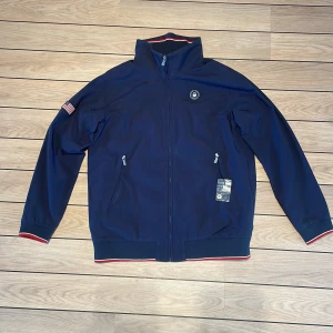 Sail racing jacka  - En schysst jacka från Sail racing, perfekt nu till våren. Om ni har funderingar så är det bara att höra av er!