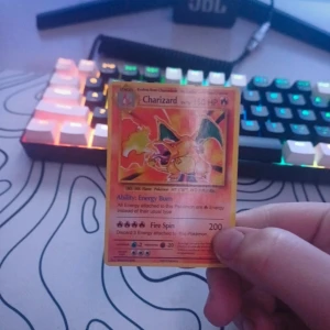Charizard Pokémon-kort - Säljer ett Charizard Pokémon-kort med 150 HP. Kortet har förmågan 'Energy Burn' och attacken 'Fire Spin' som ger 200 skada. Perfekt för samlare eller Pokémon-entusiaster! 🔥 de ät ett gammalt kort som jag hittade i min pappas samling perfekt för pokemon intresserade jag är prutbar vid snabb affär Skriv om ni har några frågor eller funderingar 