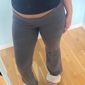 Yoga pants - Köpta ifrån hm men tror inte de sälja längre. Jätte sköna och lågmidjade. Lappen är avklippt men det är storlek M