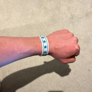 Vitt och blått armband med stjärnor - Snyggt armband i vitt med blå stjärnmönster. Liknar det sjukt snygga dior armbandet. Vid minsta fråga eller fundering hör av er🤝