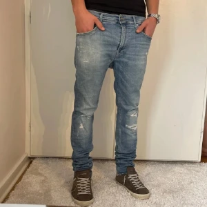 Ljusblå replay jeans  - Snygga ljusblå jeans med slitningar och en klassisk femficksdesign. perfekta för en avslappnad stil. Storlek 33/32. Tveka inte att skriva vid mista lilla fråga🤗