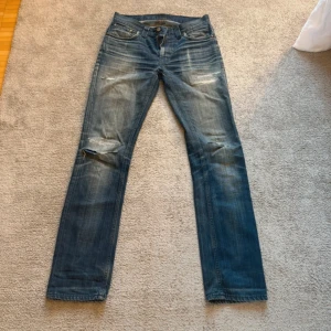 nudie jeans - slim fit nudie jeans, har slitningar på båda ben (kom dms för bilder). priset är inte fast 🫡 