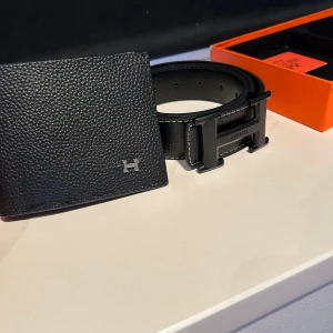 Bälte och plånbok  - Säljer den efter som den inte kommer till användning och den är även aldrig använt denna kommer med box vid flera frågor och bilder skriv så hjälper jag! Kommer även med en påse vid bild kom privat 