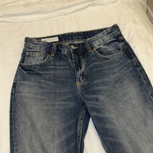 Blå jeans med bootcut - Snygga blåa bootcut jeans från Zara💕