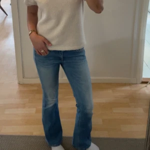 Lågmidjade jeans - Blåa lågmidjade bootcut jeans från hilfiger, stl 26x30, skriv för fler bilder   💗