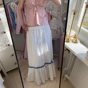 Vit långkjol - En så fin vit lång kjol, jag är 179cm lång🥰 den har inga defekter!