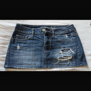 Jeans kjol American eagle  - Super fin mörkblå jeans kjol från American eagle i storlek S , säljer då den inte passar mig så den är i nyskick!! 