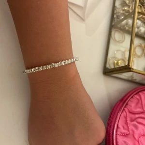 Glittrigt armband i silver - elegant armband i silver med glittrande stenar. 