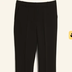 VERA LÅGMIDJADE KOSTYMBYXOR  - Snygga svarta kostymbyxor från bikbok i storlek 34/XS. Byxorna har en rak passform och är använda ett flertal gånger, de är lite noppriga i närhåll men syns inte så mycket långt ifrån skriv för bilder på det. Köpa för 499kr