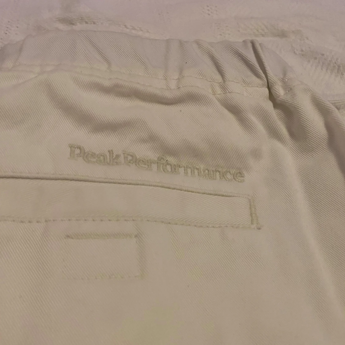 Vita chinos från Peak Performance - 1