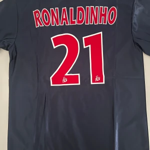 Ronaldinho PSG  - Storlek L. Aldrig använd. Replika. Tag finns på.