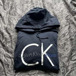 Calvin klein hoodie - Used hoodie that has some flaws like the text is starting to come off 