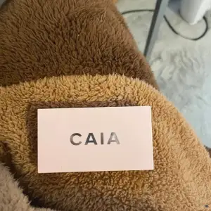 En duo med highlighter och rouge från CAIA. Helt oanvänd säljs då den ej kommer till användning